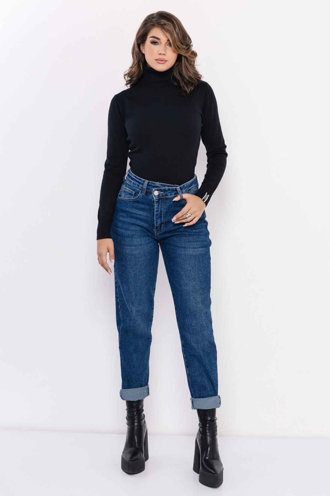 Bodza garbónyakú pulóver fekete