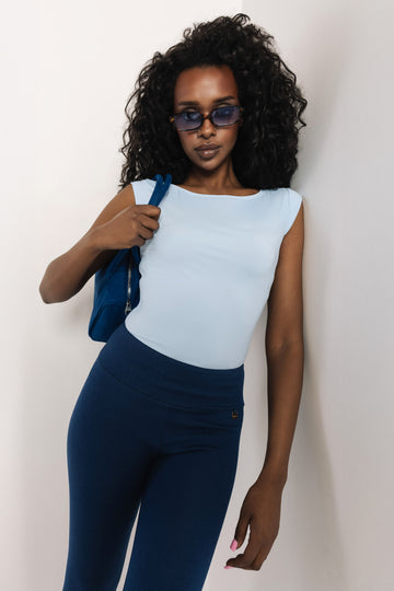 Caron felső világoskék