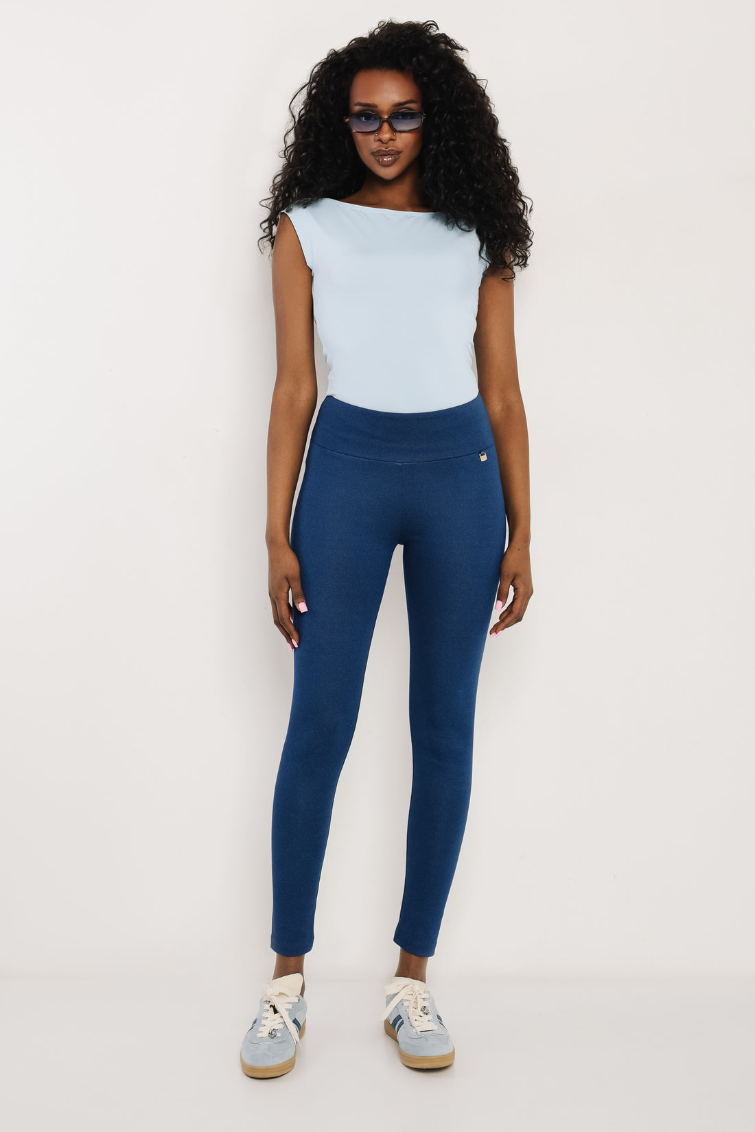 Caron felső világoskék