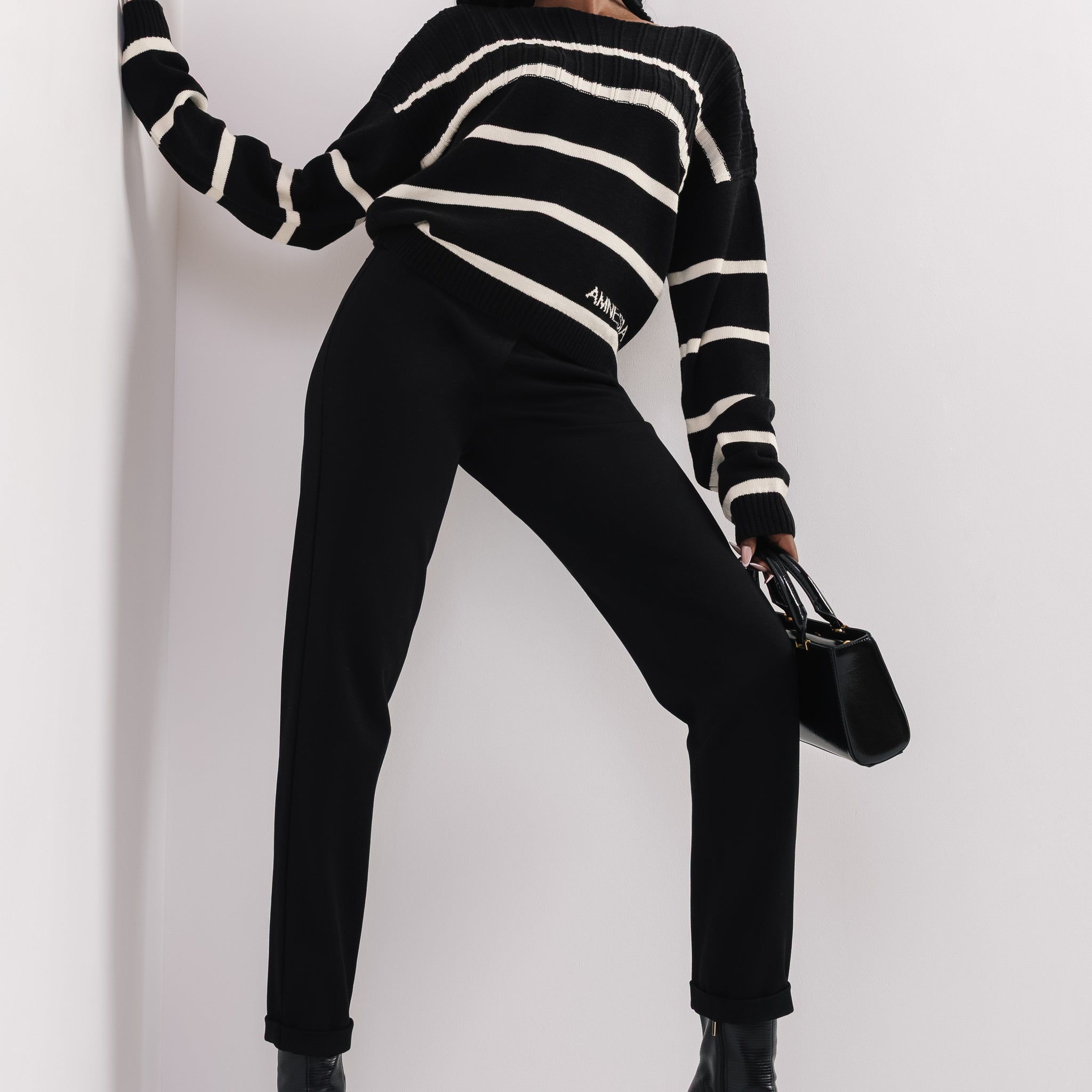 Csinszka csíkos pulóver fekete/ekrü