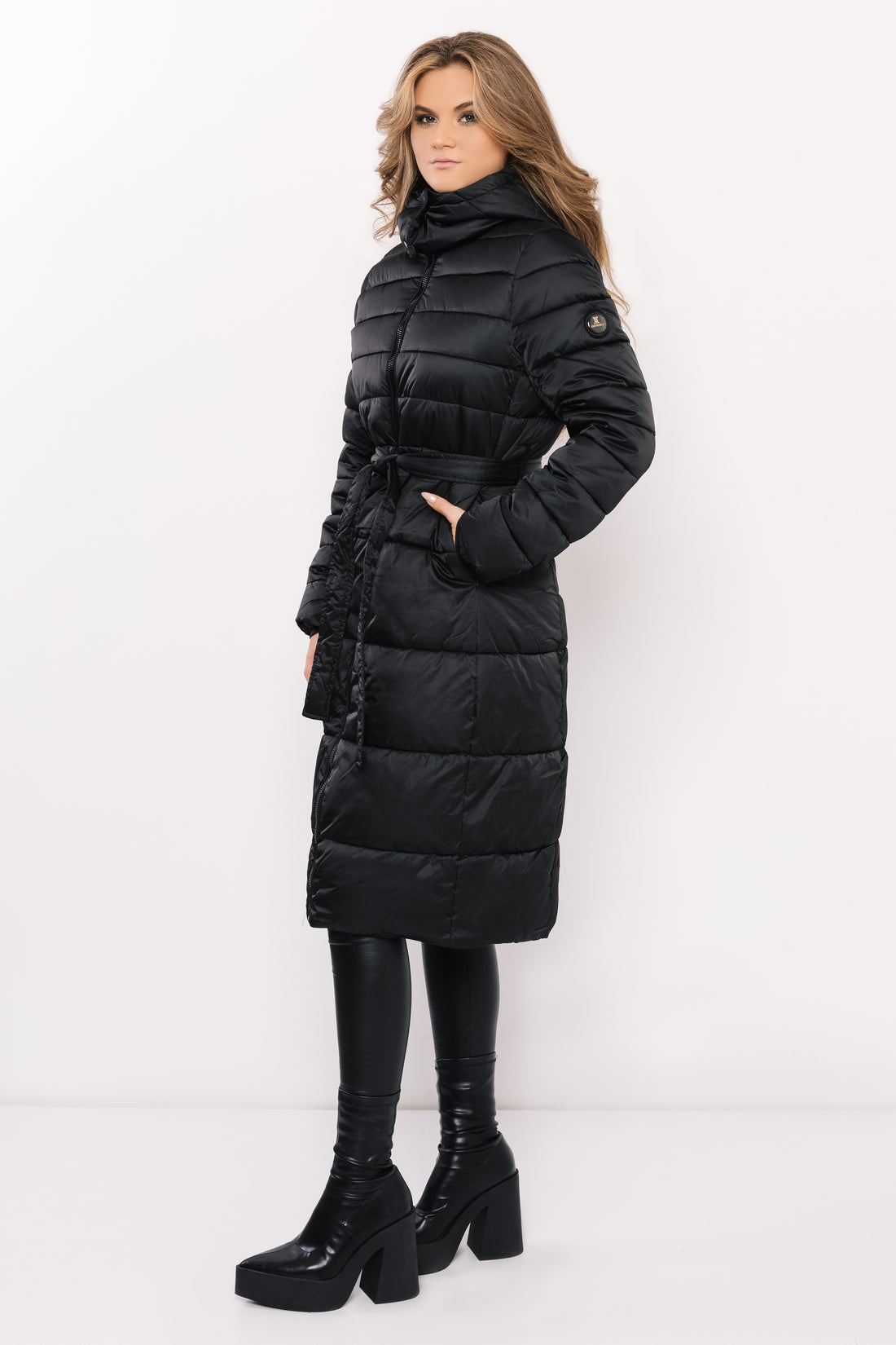 Blanka steppelt hosszú télikabát fekete