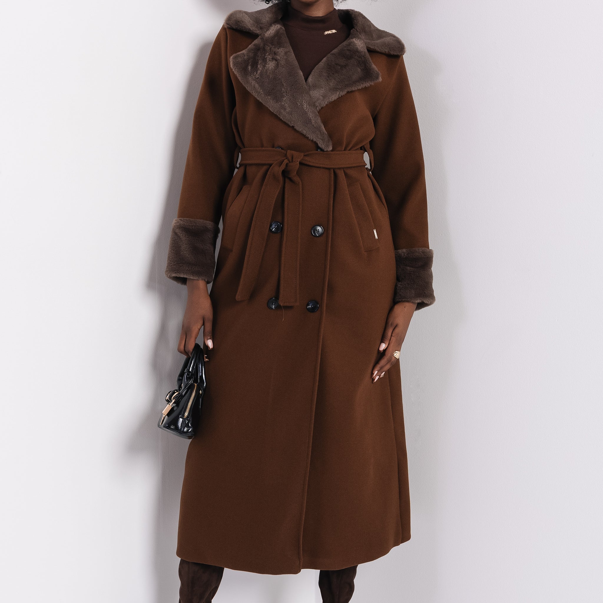 Foma szőrös galléros kabát csokoládé
