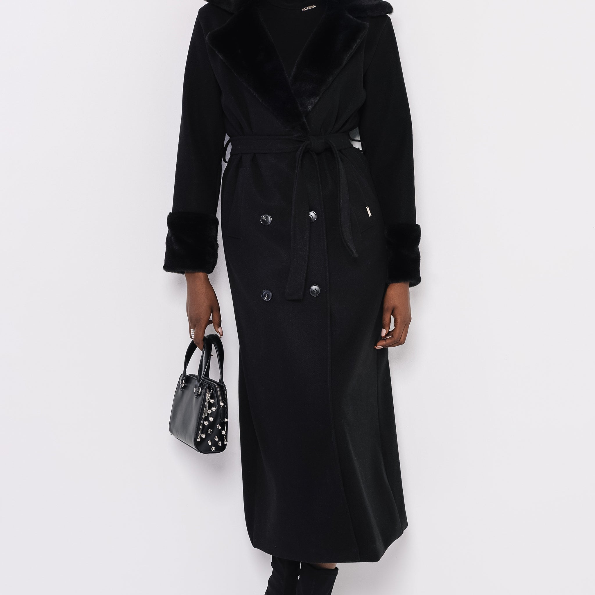 Foma szőrös galléros kabát fekete