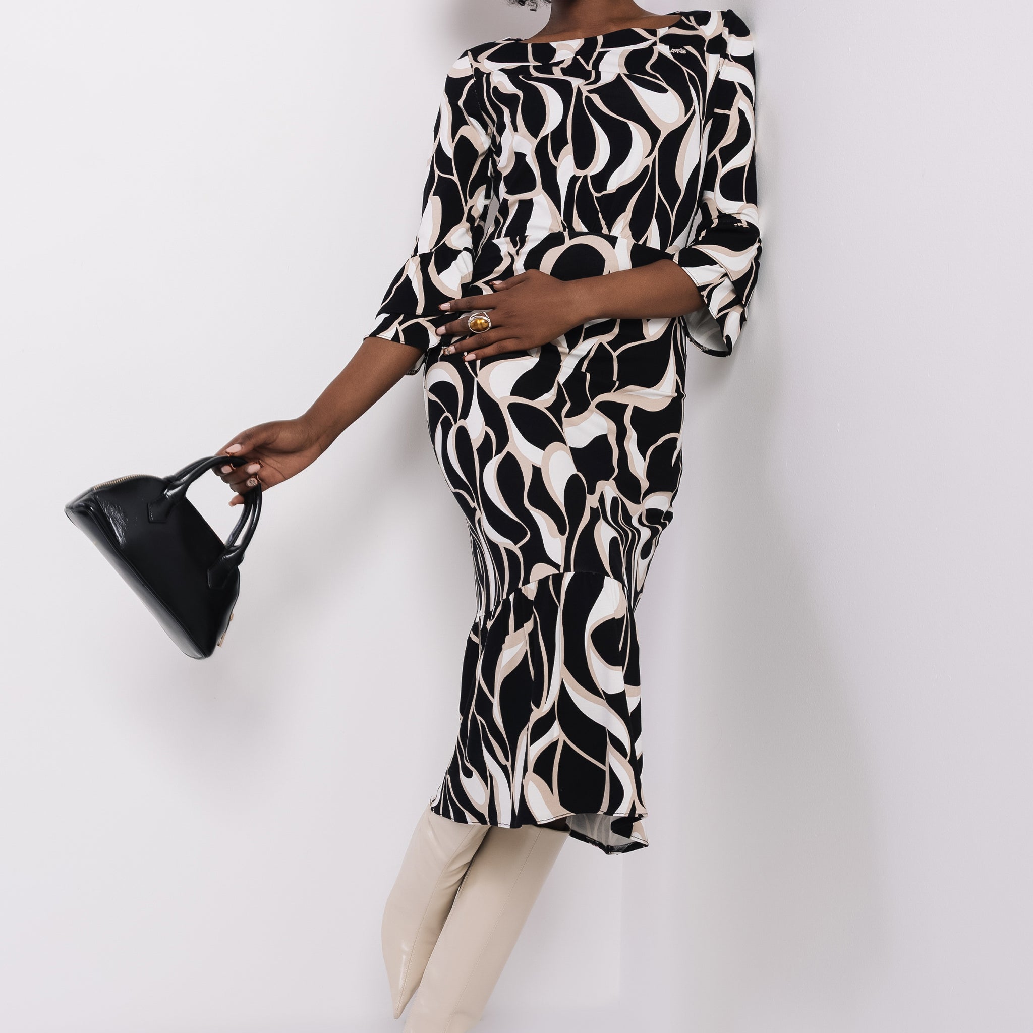 Foxti ruha fekete/ekrü/bézs mintás