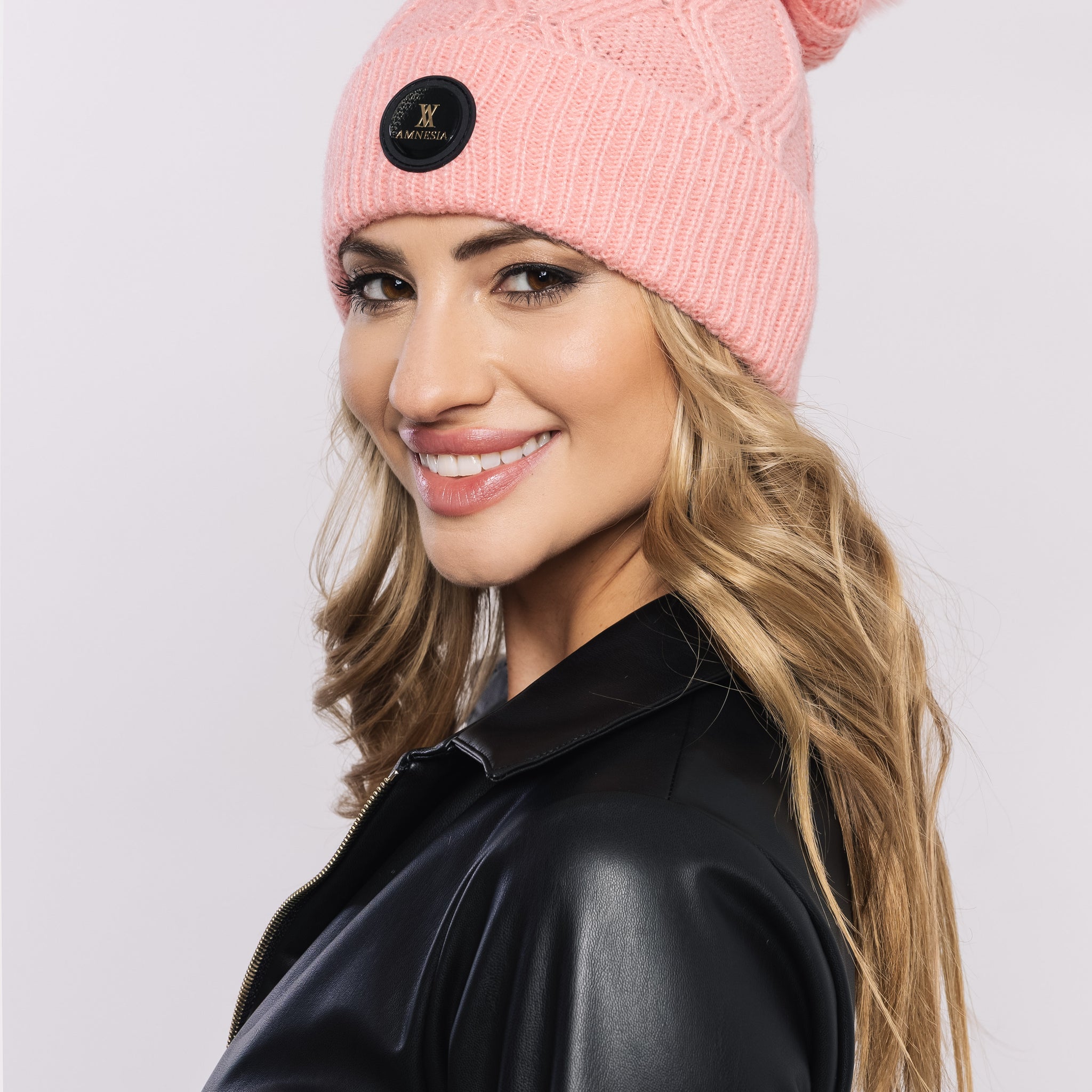 Bojtos kötött sapka púder